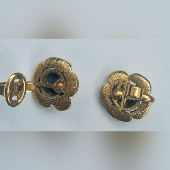 Trifari Crown Gold Tone Brushed VTG Rose Flower Brooch + Earrings 1960's Set - Picture 12 of 14